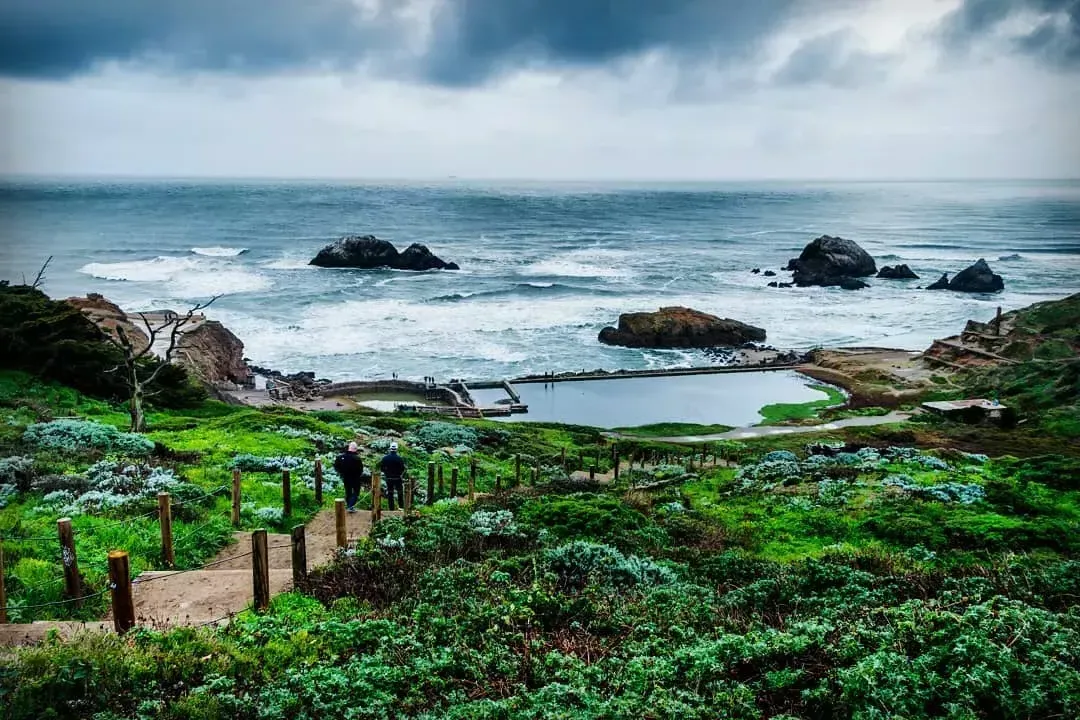 Hikers explore San francisco的浴室在太平洋附近