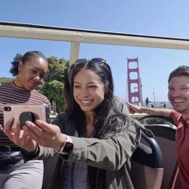 Un gruppo di visitatori si fa un selfie durante un 之旅 in autobus vicino al Golden Gate Bridge. San Francisco, California.